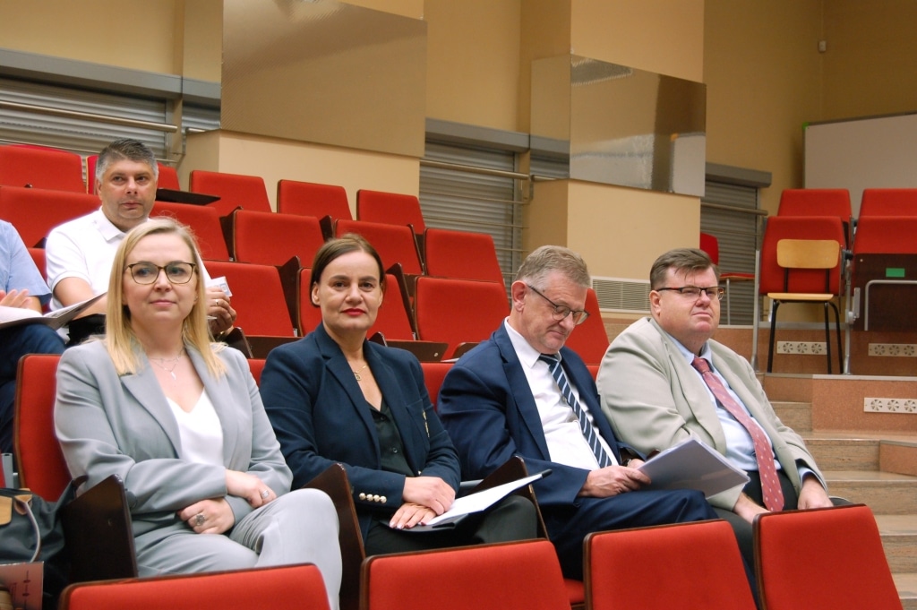 Uczestnicy konferencji naukowej „Aktywność podmiotów gospodarczych” w sali wykładowej