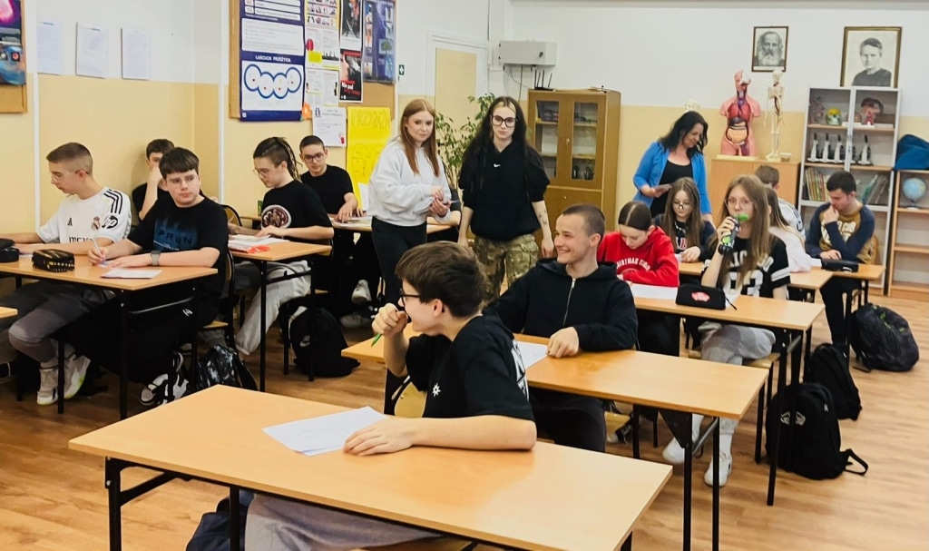 Młodzież podczas zajęć profilaktycznych „Stresory i potrzeby” w sali lekcyjnej.