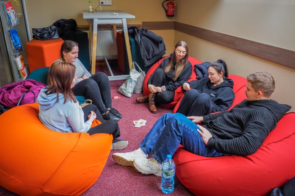 Studenci odpoczywają i uczą się w nowej przestrzeni relaksu