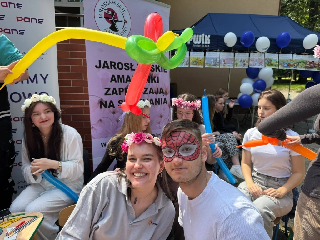 Piknik Rodzinny: Uśmiechnięci uczestnicy z balonami i malowaniem twarzy