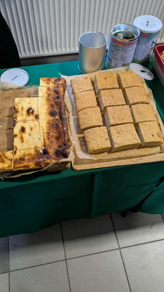 Kiermasz ciast na Wydziale Humanistycznym PANS w Jarosławiu: słodkie wypieki na sprzedaż.