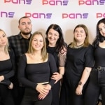 Grupa osób na Gminnym Dniu Kobiet w Zarzeczu