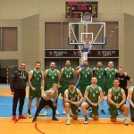 Drużyna AZS Jarosław II liga koszykówki pozuje do zdjęcia po meczu.