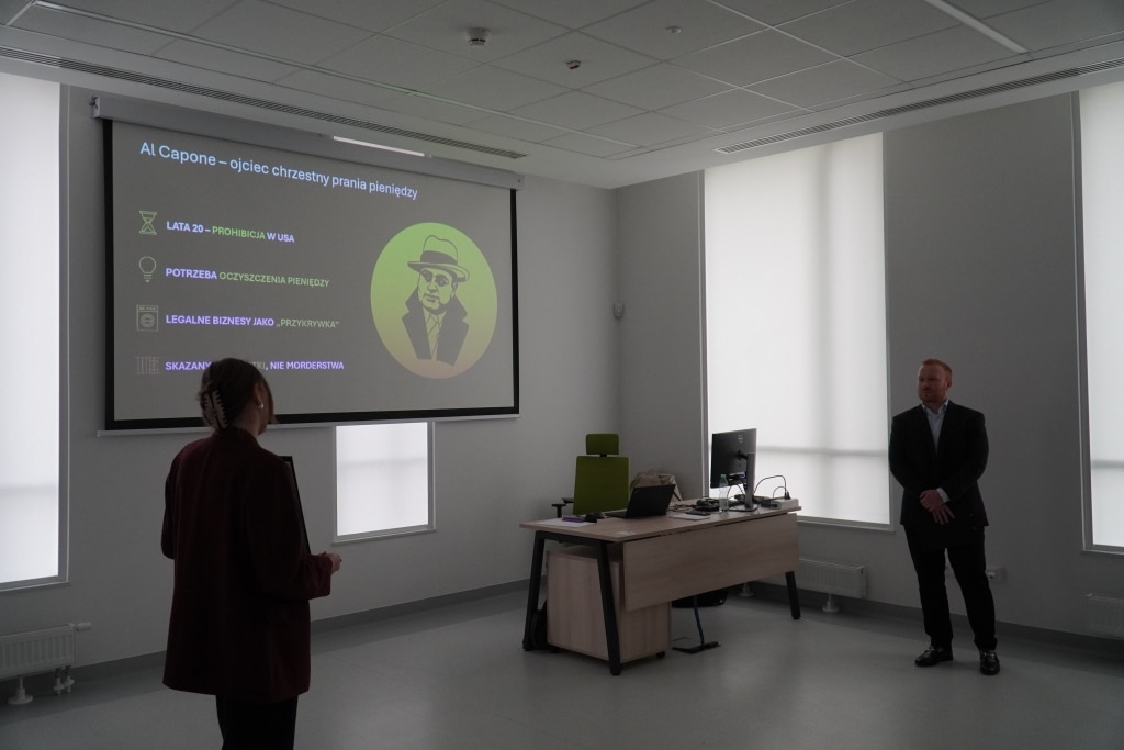 Prezentacja o Al Capone i praniu pieniędzy na AML Cafe dla Studentów