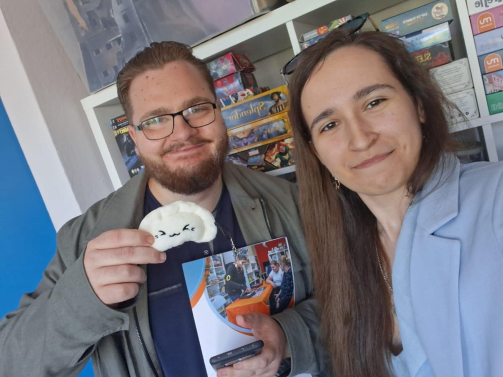Para na warsztatach storytellingu z pluszowym pierogiem