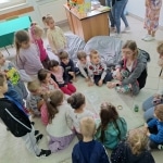 Warsztaty czytelnicze w przedszkolu: dzieci słuchają bajki