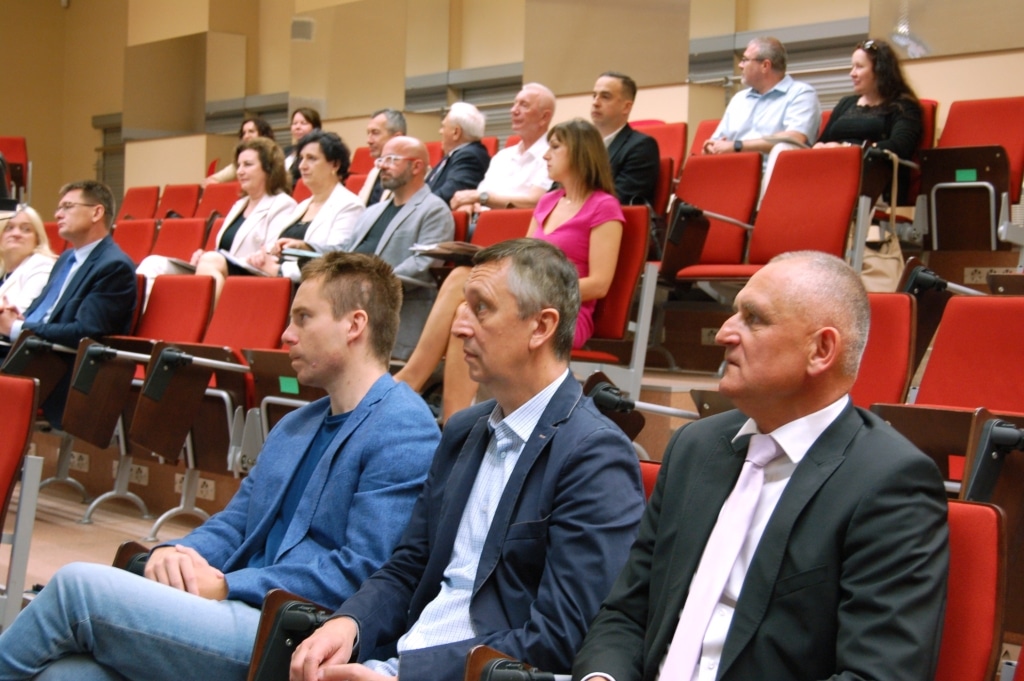 Uczestnicy VIII Międzynarodowej Konferencji Naukowej siedzą na sali.