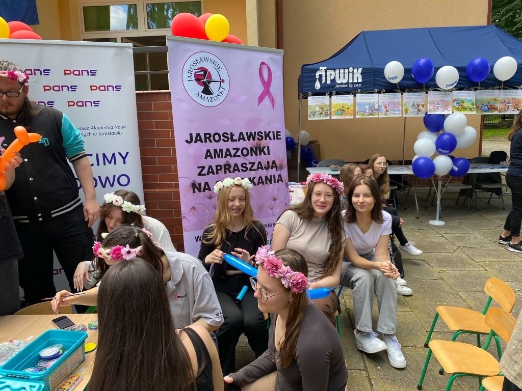Dziewczyny z wiankami na głowach na pikniku rodzinnym w Jarosławiu