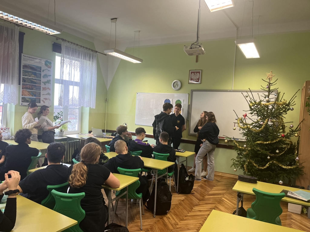 Studenci psychologii w sali lekcyjnej podczas wizyty w szkole.