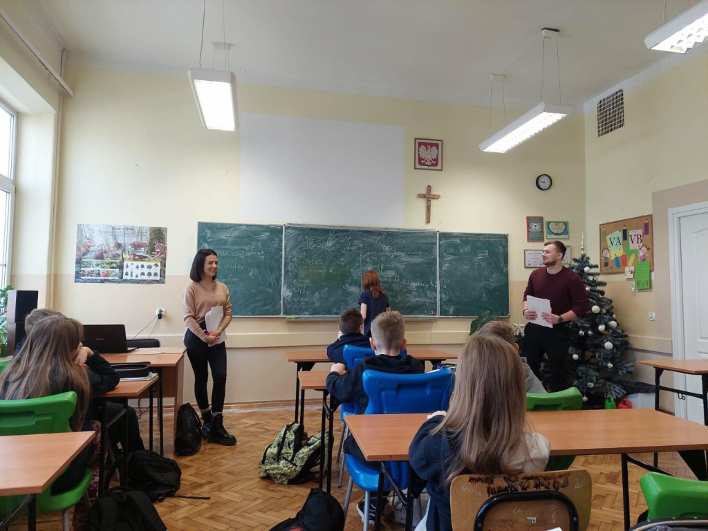 Studenci psychologii prowadzą lekcję w Szkole Podstawowej nr 1