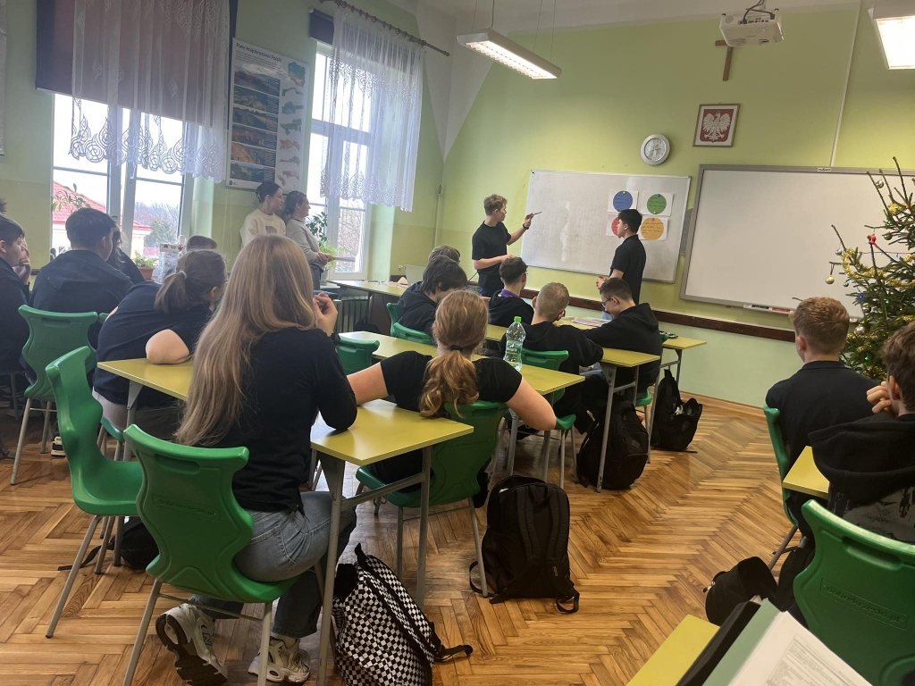 Studenci psychologii prowadzą lekcję w Szkole Podstawowej nr 1.