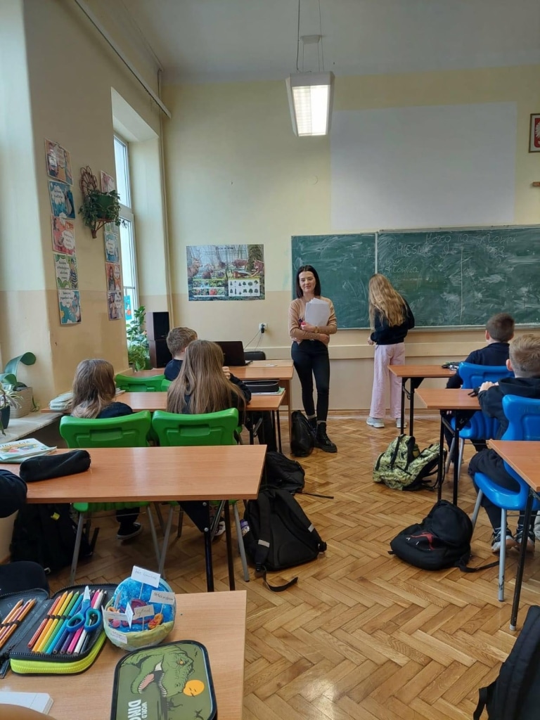 Studenci psychologii prowadzą lekcję w Szkole Podstawowej nr 1