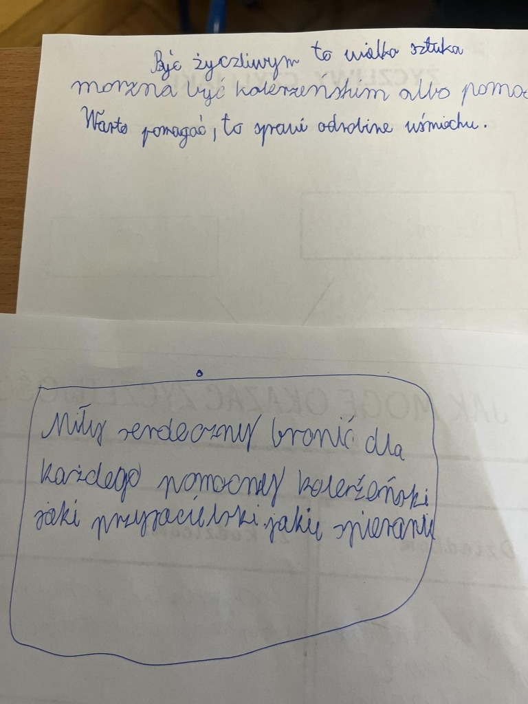 Ręcznie pisane cytaty o sztuce bycia życzliwym i pomagania, z wizyty studentów psychologii w SP nr 1.