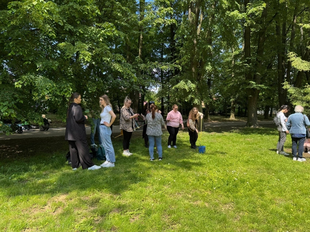 Grupa ludzi na pikniku rodzinnym w parku