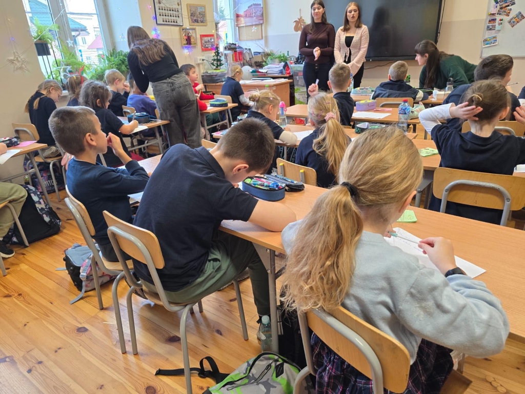 Studenci psychologii w szkole: warsztaty z uczniami klasy czwartej