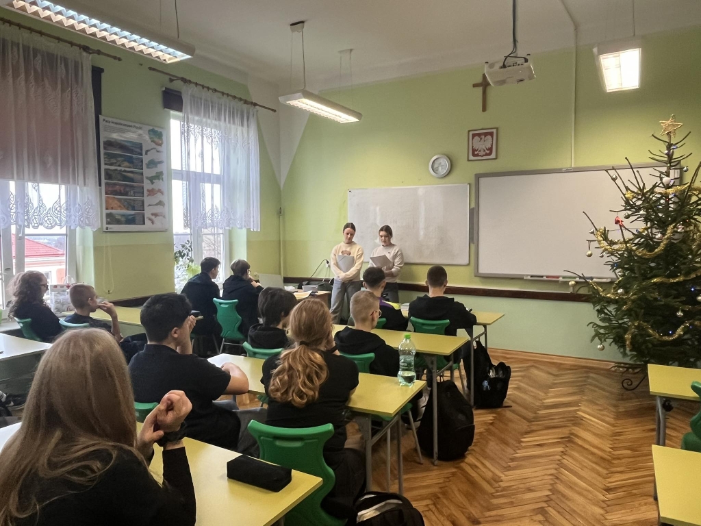 Studenci psychologii prowadzą lekcję w Szkole Podstawowej nr 1