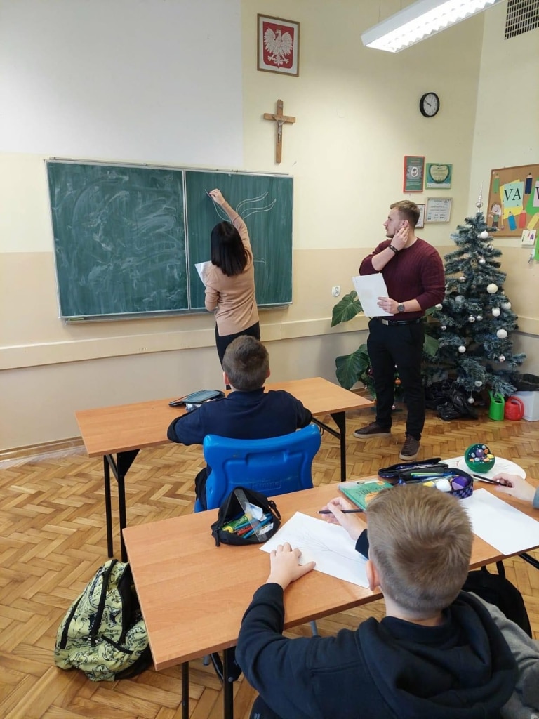 Studenci psychologii na lekcji w Szkole Podstawowej nr 1