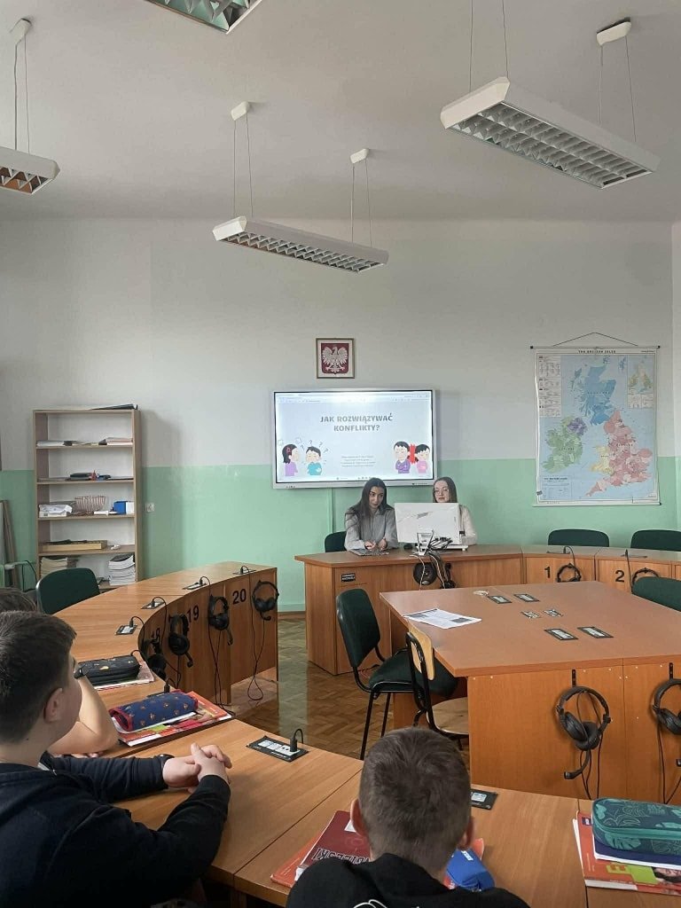 Studentki psychologii prowadzą warsztaty "Jak rozwiązywać konflikty?" w szkole.