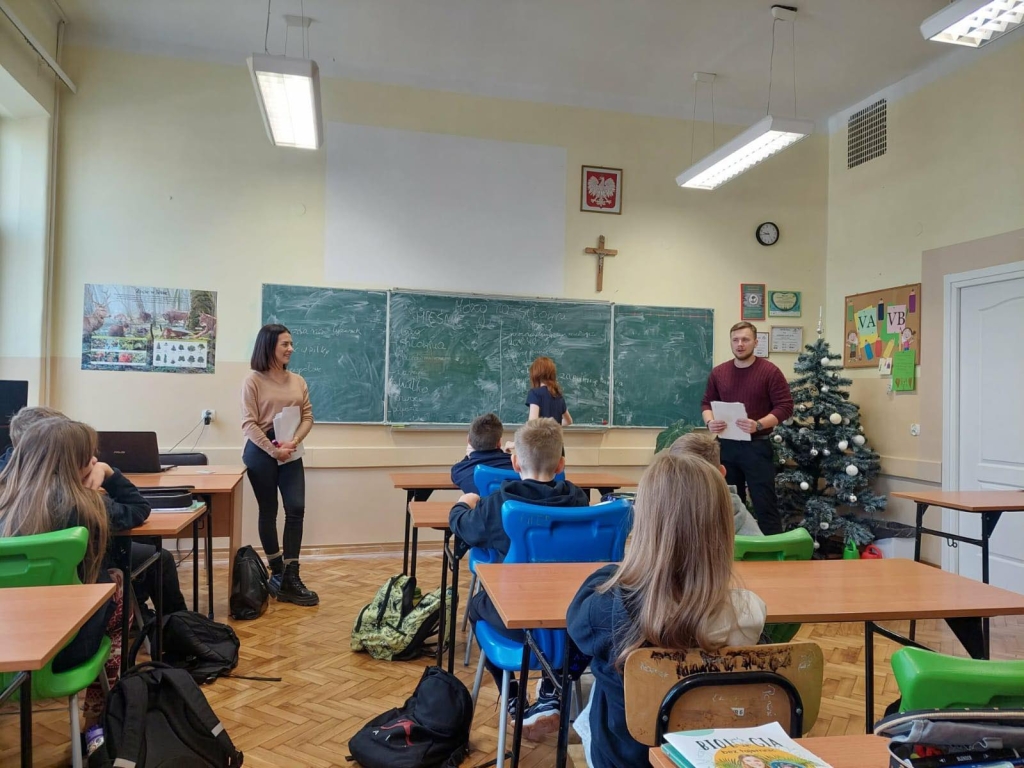Studenci psychologii prowadzą lekcję w Szkole Podstawowej nr 1.