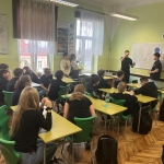 Studenci psychologii w sali lekcyjnej Szkoły Podstawowej nr 1