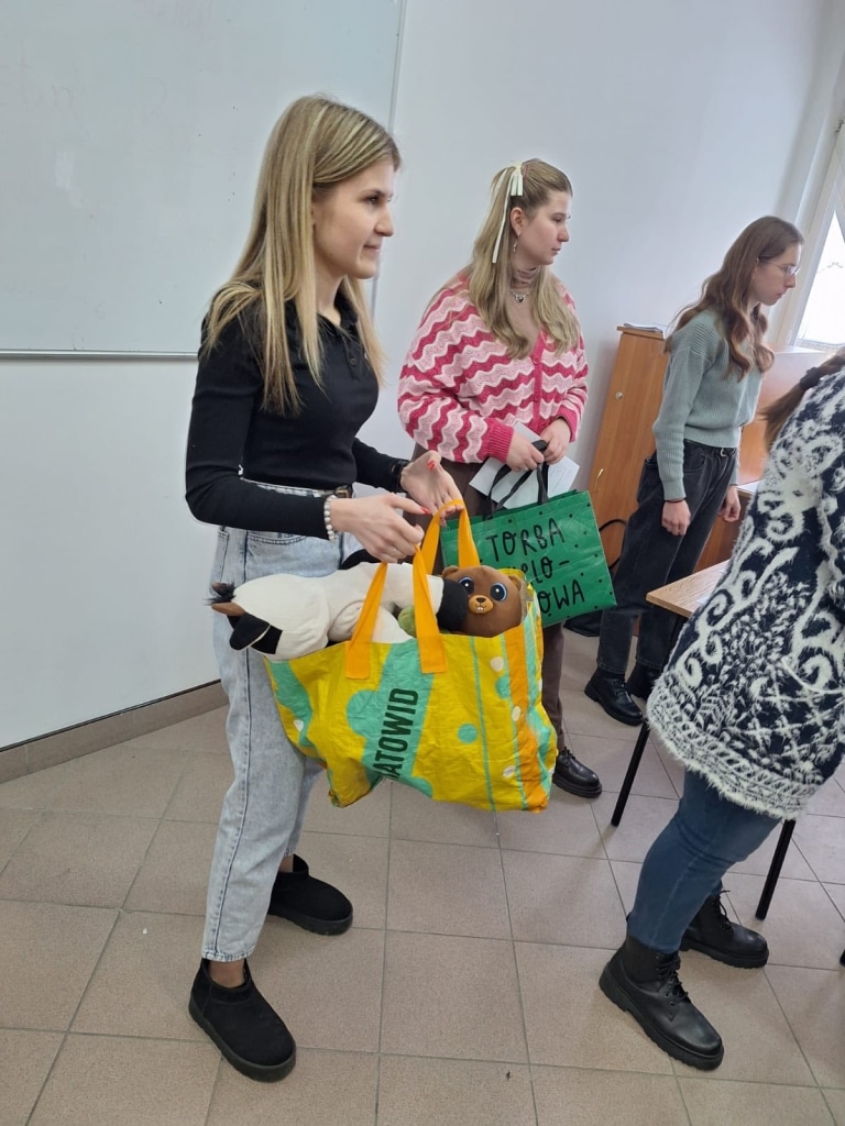 Dziewczyny z torbami na Przyrodniczym Uniwersytecie Dzieci