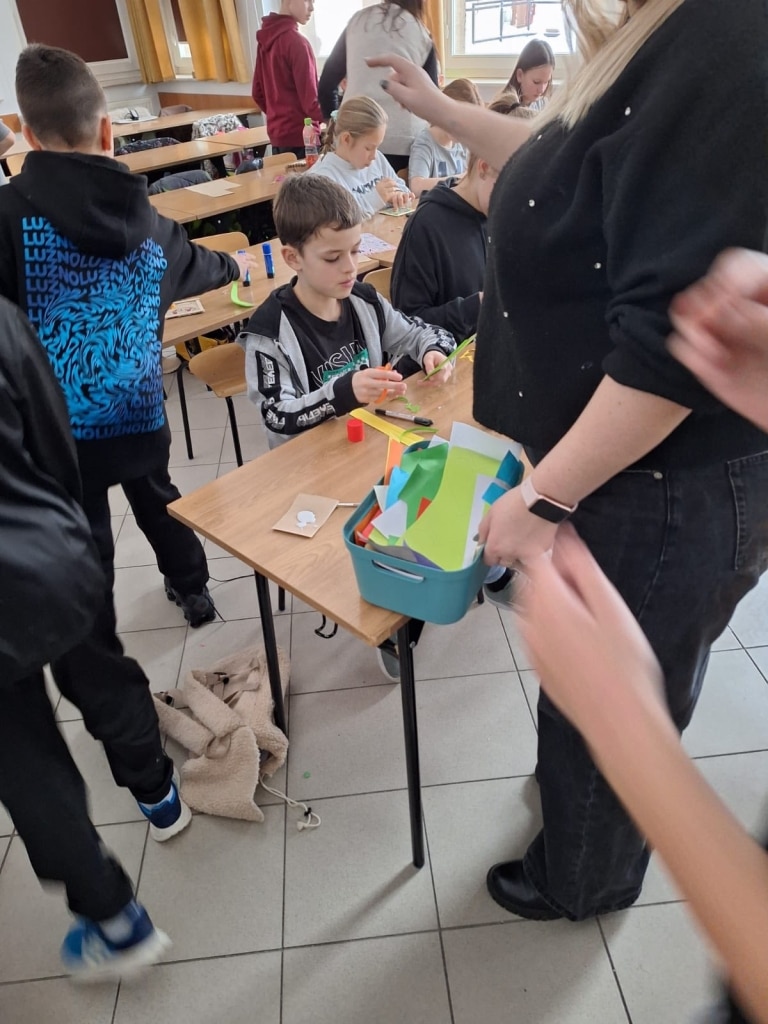 Dzieci tworzą prace plastyczne podczas warsztatów Przyrodniczego Uniwersytetu Dzieci.
