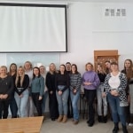 Grupa kobiet na spotkaniu Przyrodniczego Uniwersytetu Dzieci