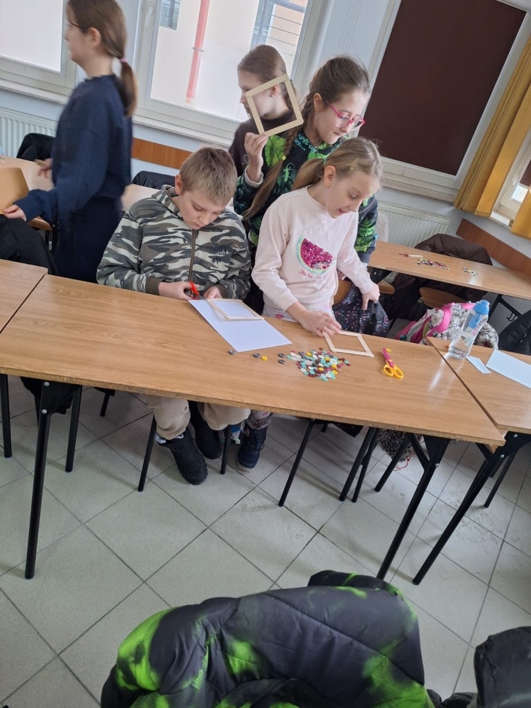 Dzieci tworzą ramki podczas zajęć Przyrodniczego Uniwersytetu Dzieci