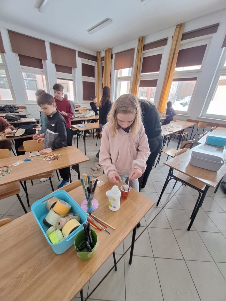 Dzieci na zajęciach plastycznych Przyrodniczego Uniwersytetu Dzieci