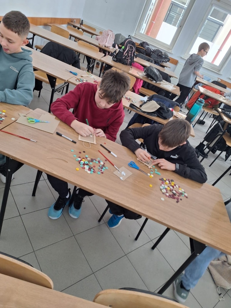 Dzieci tworzą prace manualne na zajęciach Przyrodniczego Uniwersytetu Dzieci.