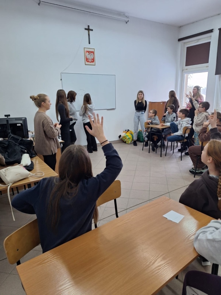 Dzieci i młodzież na lekcji przyrodniczej w sali
