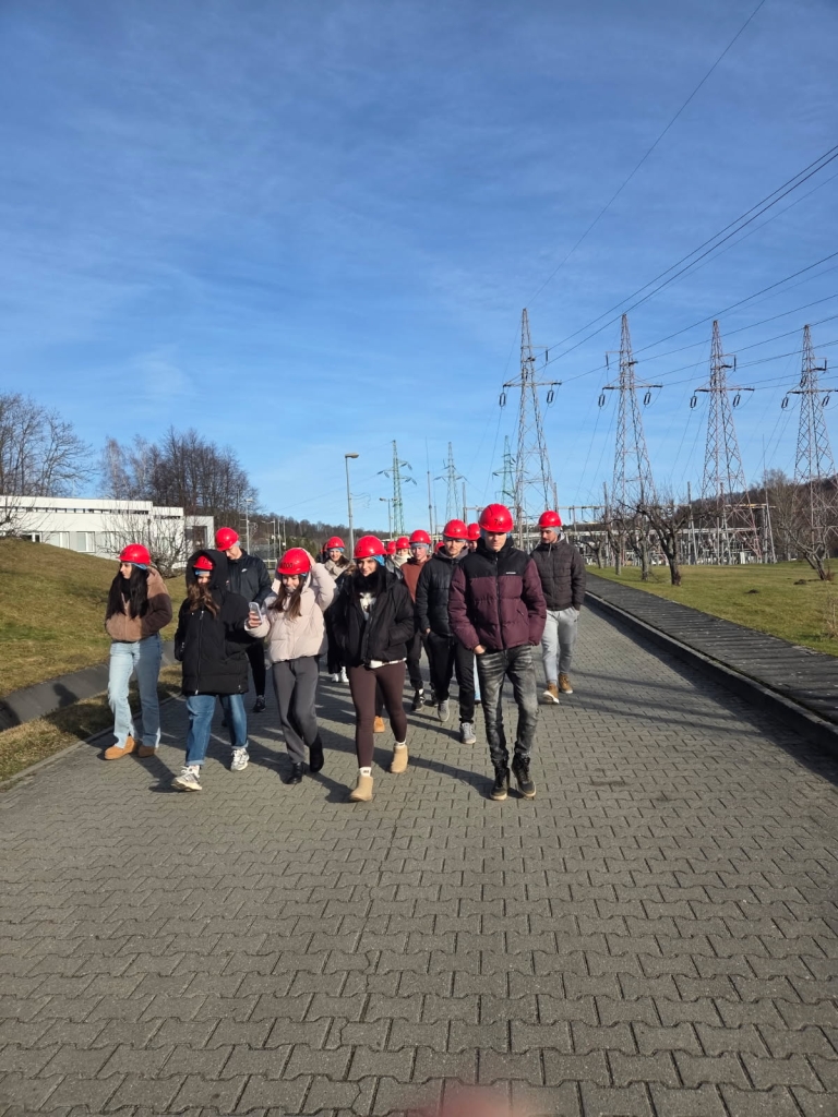 Uczestnicy wizyty studyjnej w elektrowni wodnej Solina-Myczkowce w kaskach
