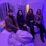 Wizyta studyjna w placówce opiekuńczo-terapeutycznej w Jarosławiu: cztery osoby siedzą.