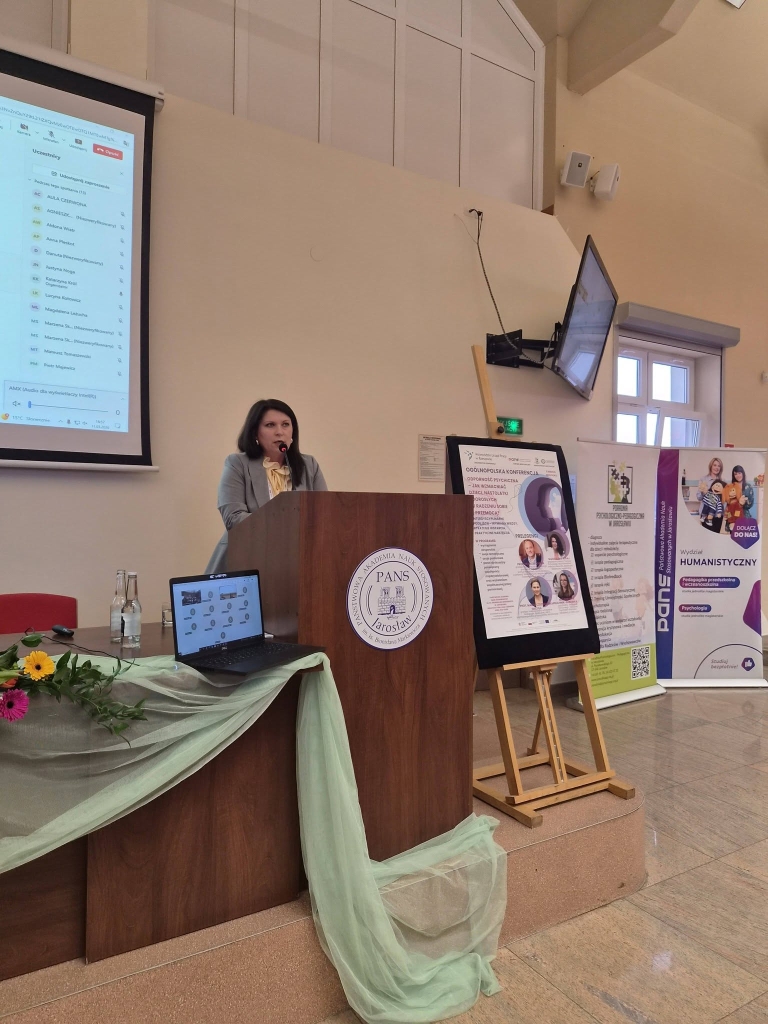 Prelegentka podczas konferencji naukowej o odporności psychicznej