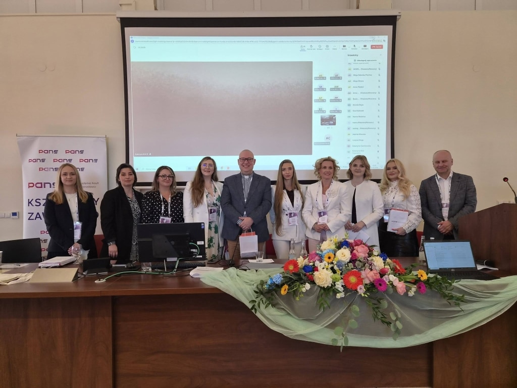 Uczestnicy konferencji naukowej „Odporność psychiczna” pozują do zdjęcia.