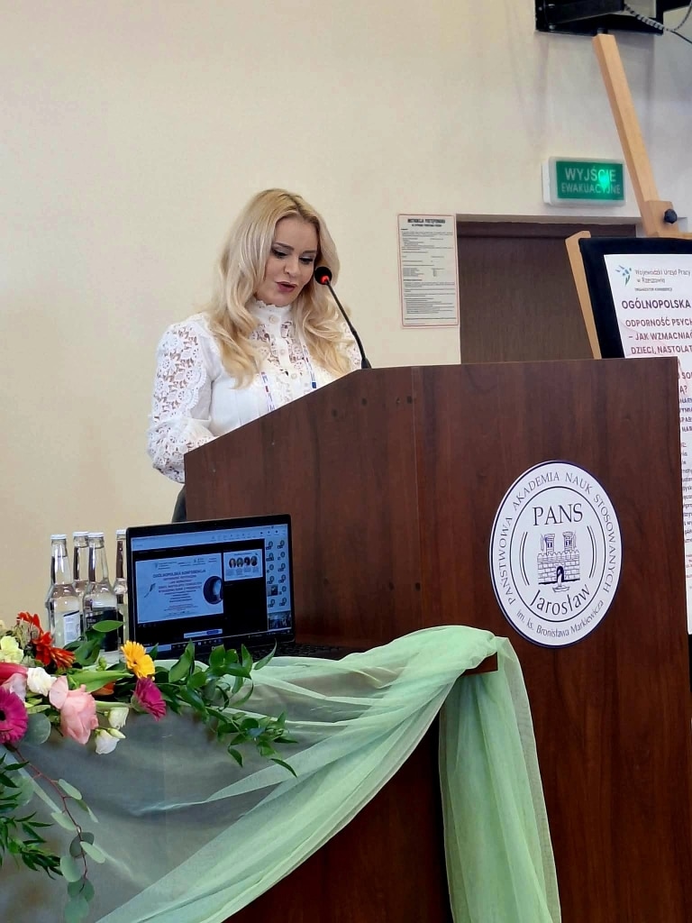 Prelegentka na konferencji „Odporność psychiczna” wygłasza przemówienie.