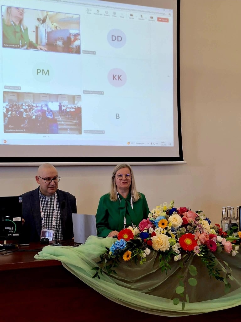 Konferencja naukowa: prelegenci i ekran z uczestnikami online.