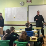 Studentów psychologii na warsztatach z nauczycielem.