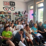 Uczestnicy warsztatów storytellingu w sali pełnej gier planszowych