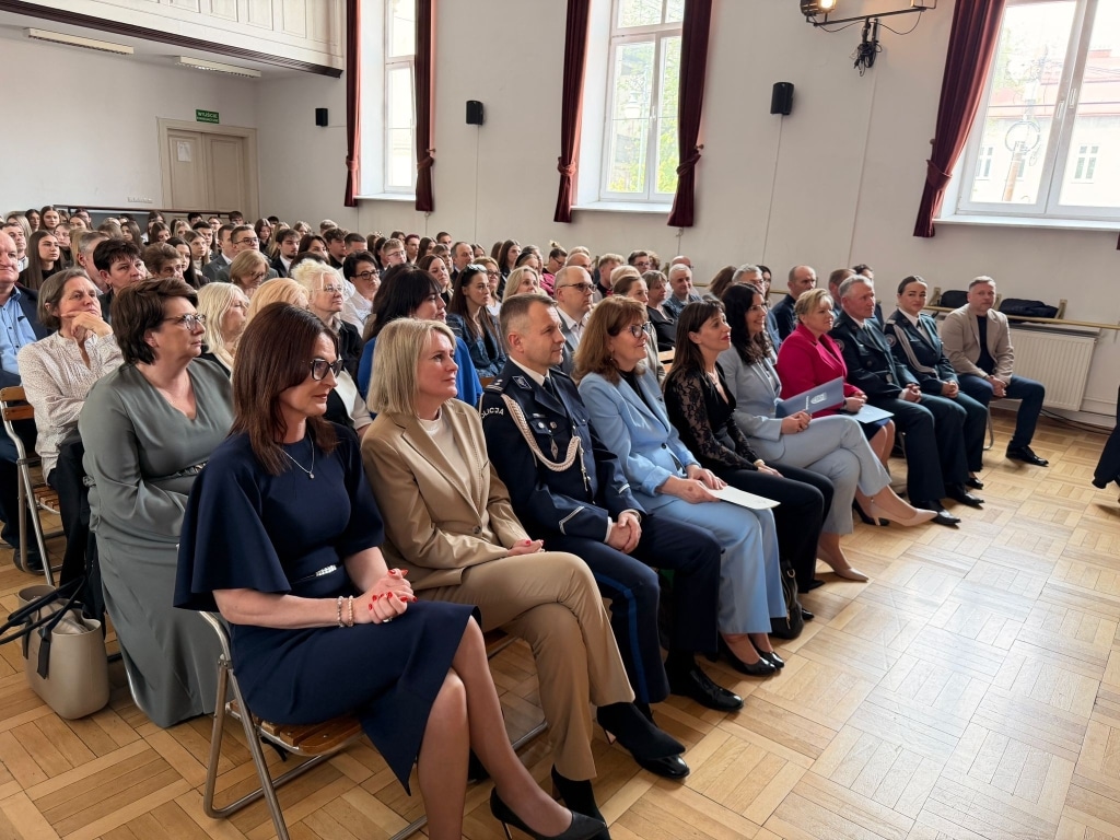 Uczestnicy zakończenia roku szkolnego ZSEiO w sali wykładowej