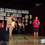 Zakończenie roku szkolnego ZSEiO: Dyrektorka i nauczycielka na scenie