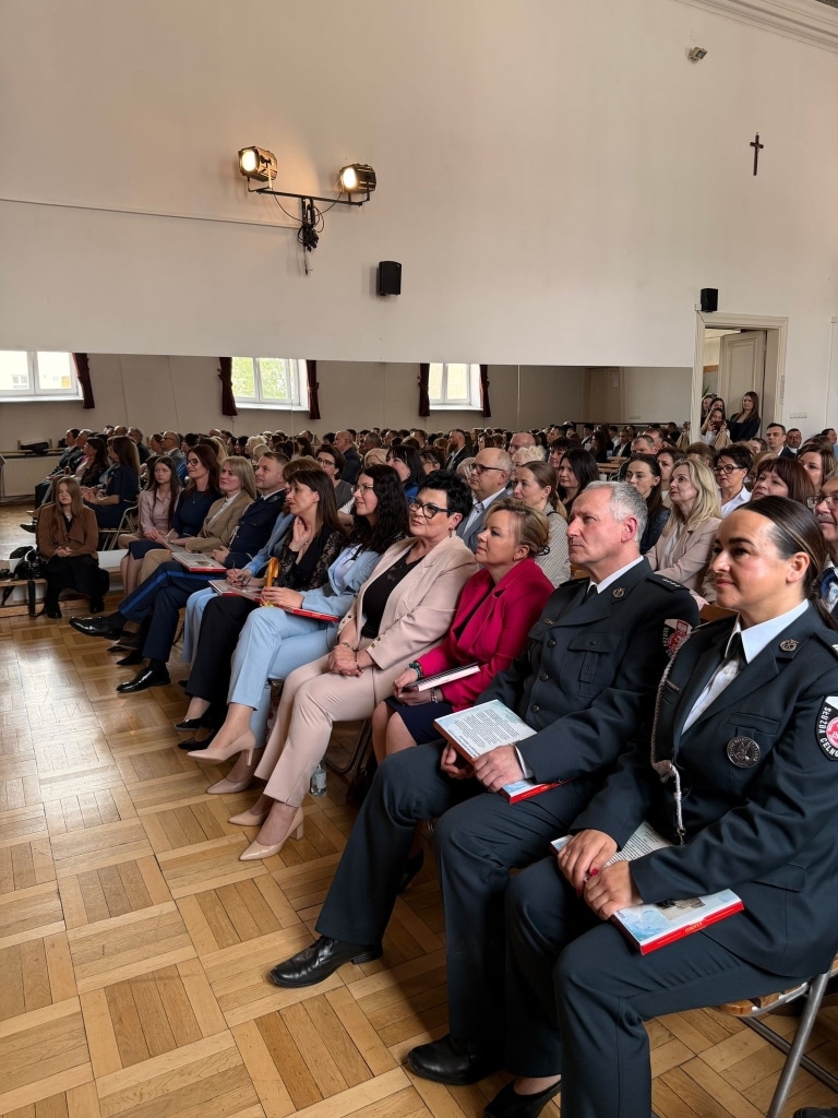 Uczestnicy uroczystości zakończenia roku szkolnego w Zespole Szkół Ekonomicznych i Ogólnokształcących