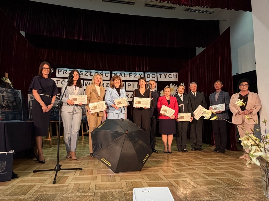 Uczniowie Zespołu Szkół Ekonomicznych i Ogólnokształcących odbierają nagrody na zakończeniu roku szkolnego.