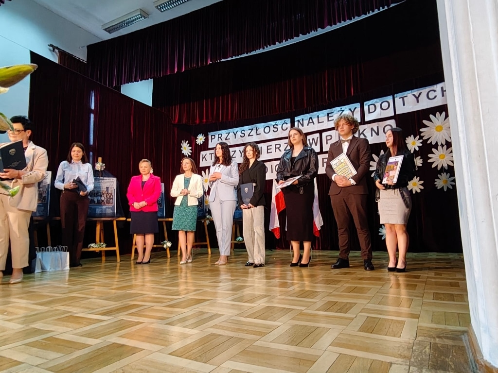 Uczniowie ZSEiO na zakończeniu roku szkolnego, z napisem "Przyszłość należy do tych".