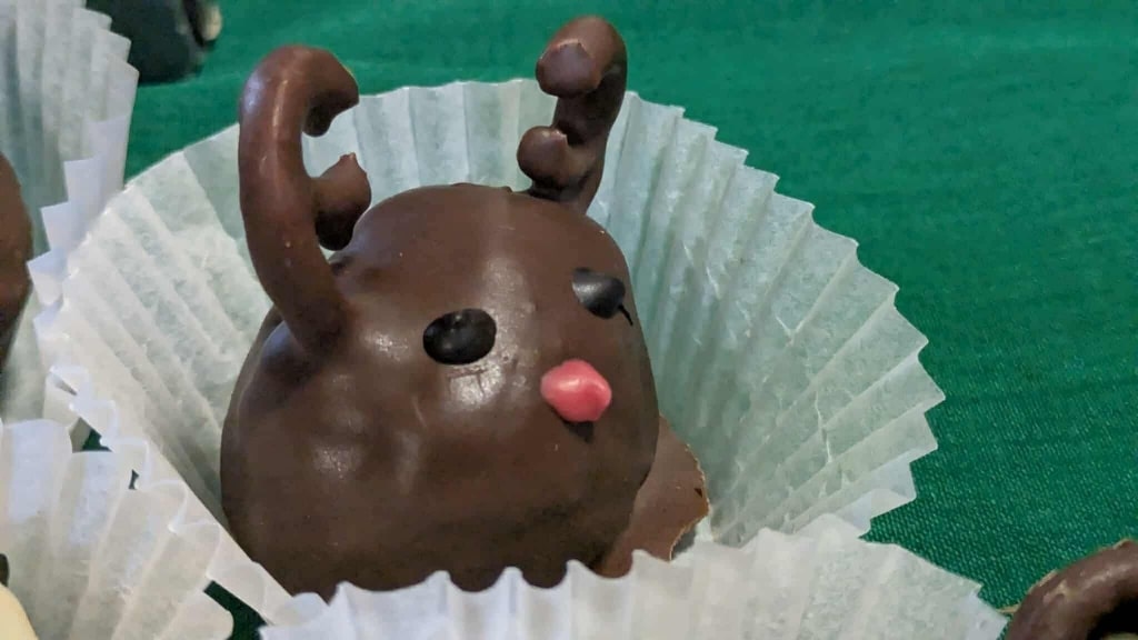 Czekoladowe ciastko renifer w papierowej papilotce, kiermasz ciast PANS Jarosław