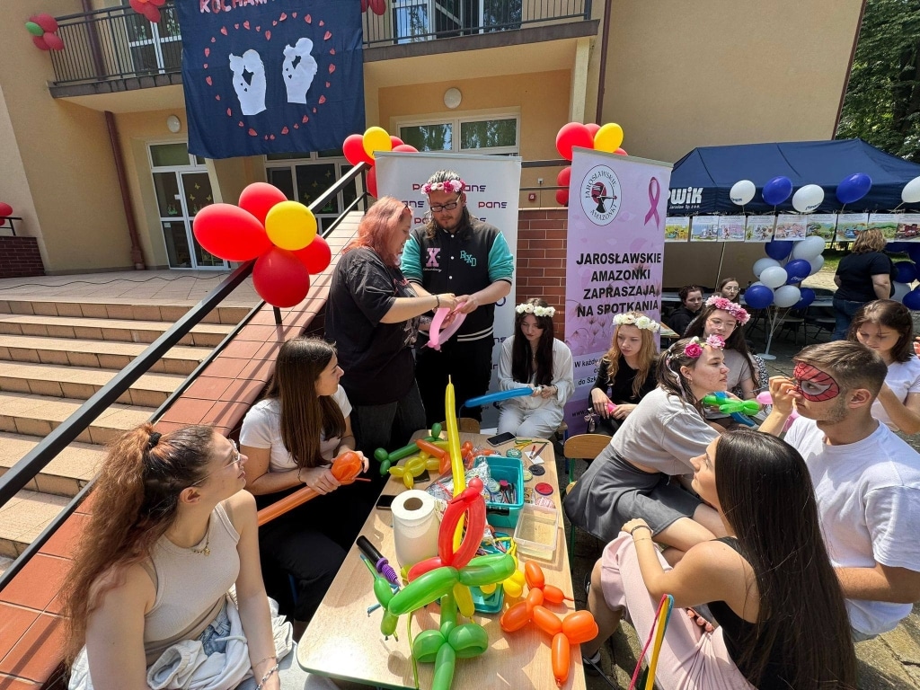 Piknik rodzinny: Dzieci i dorośli tworzą balony na imprezie