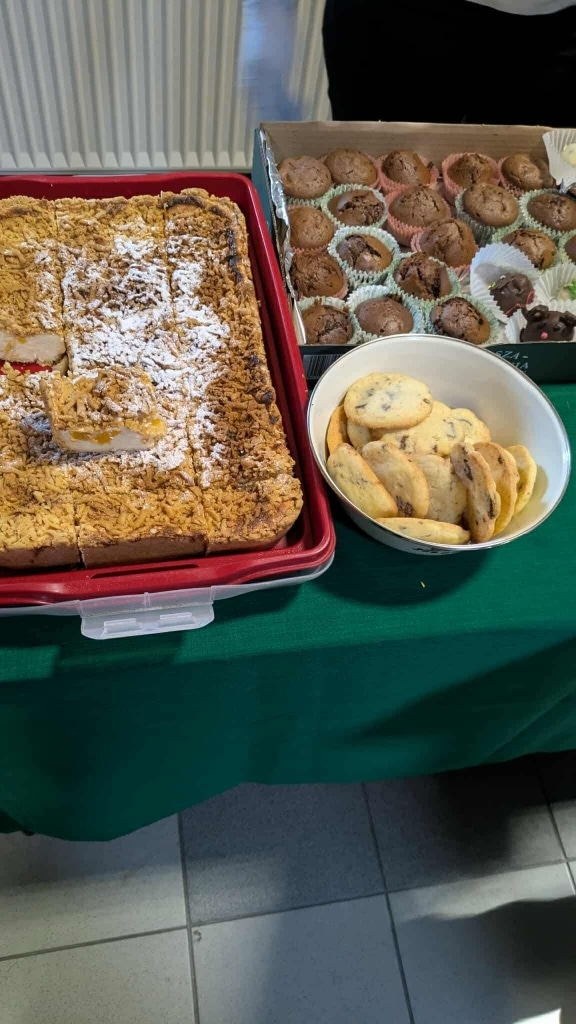 Kiermasz ciast na Wydziale Humanistycznym PANS w Jarosławiu: ciasta i babeczki