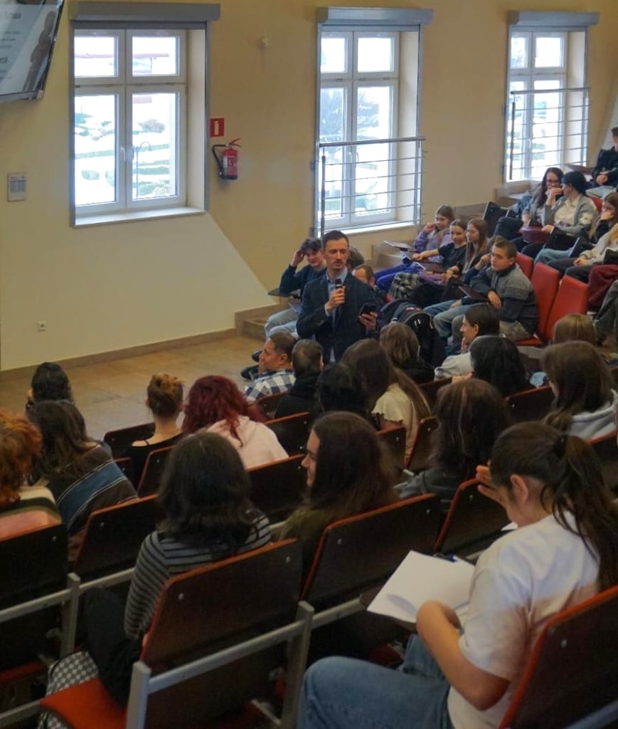 Prelegent przemawia do studentów podczas Dnia Bezpiecznego Internetu w PANS w Jarosławiu.