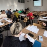 Uczestnicy szkolenia "Budowanie marki przyjaznej środowisku" notują podczas wykładu.