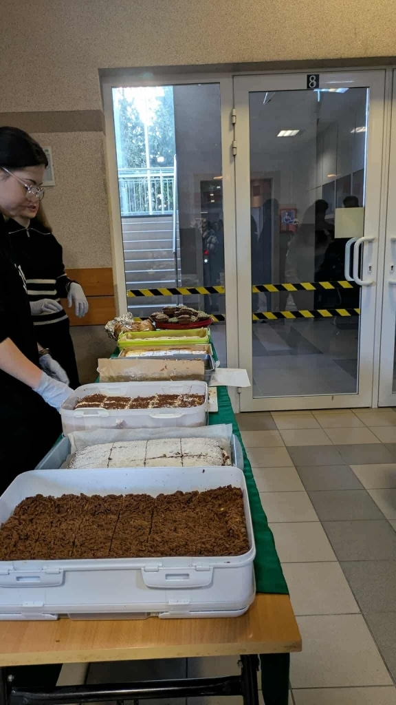 Kiermasz ciast na Wydziale Humanistycznym PANS w Jarosławiu: stoły z domowymi wypiekami.